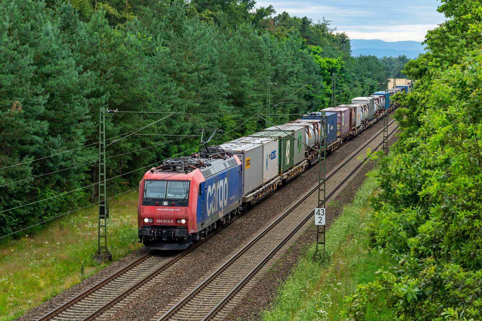 482 010
