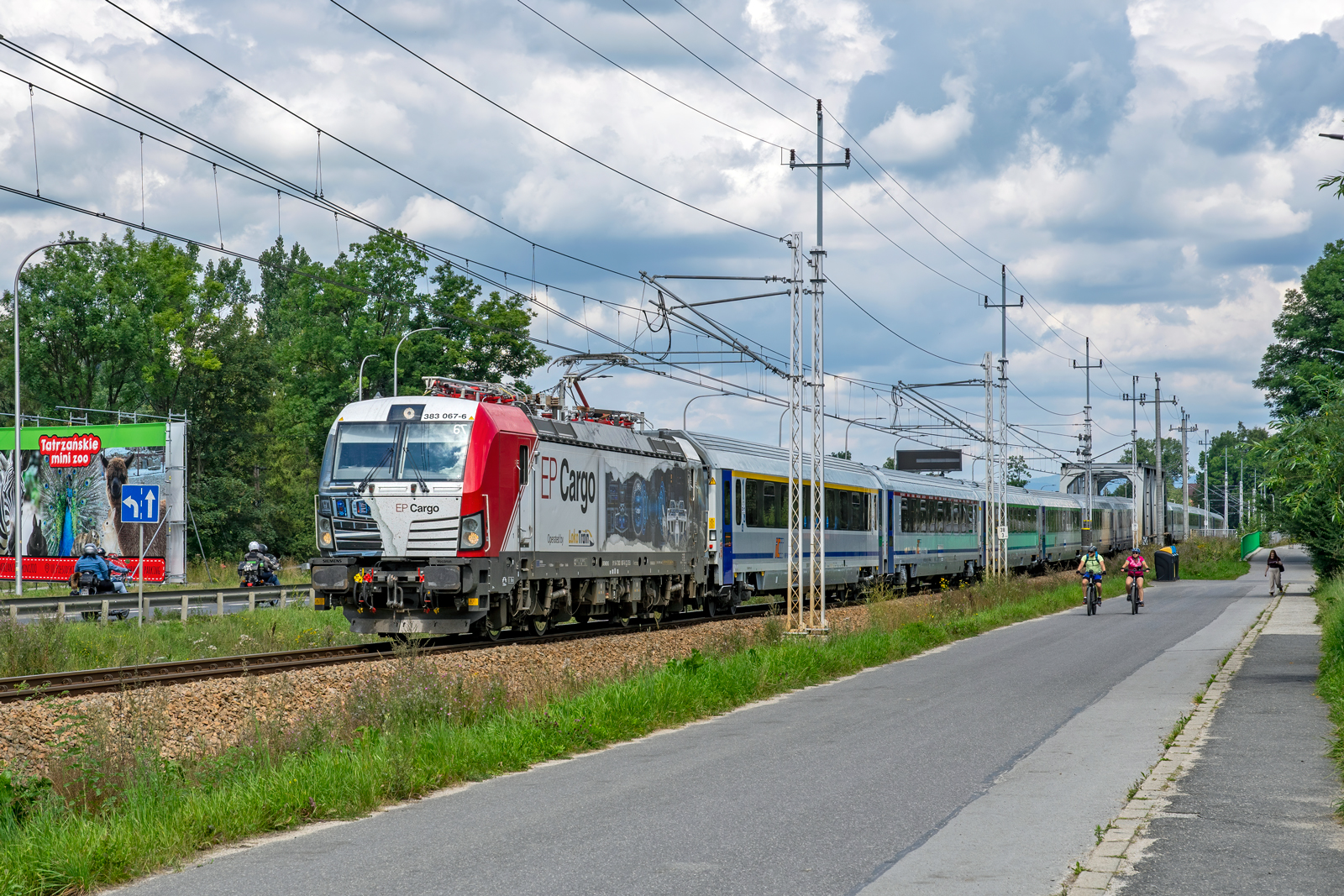 383 067