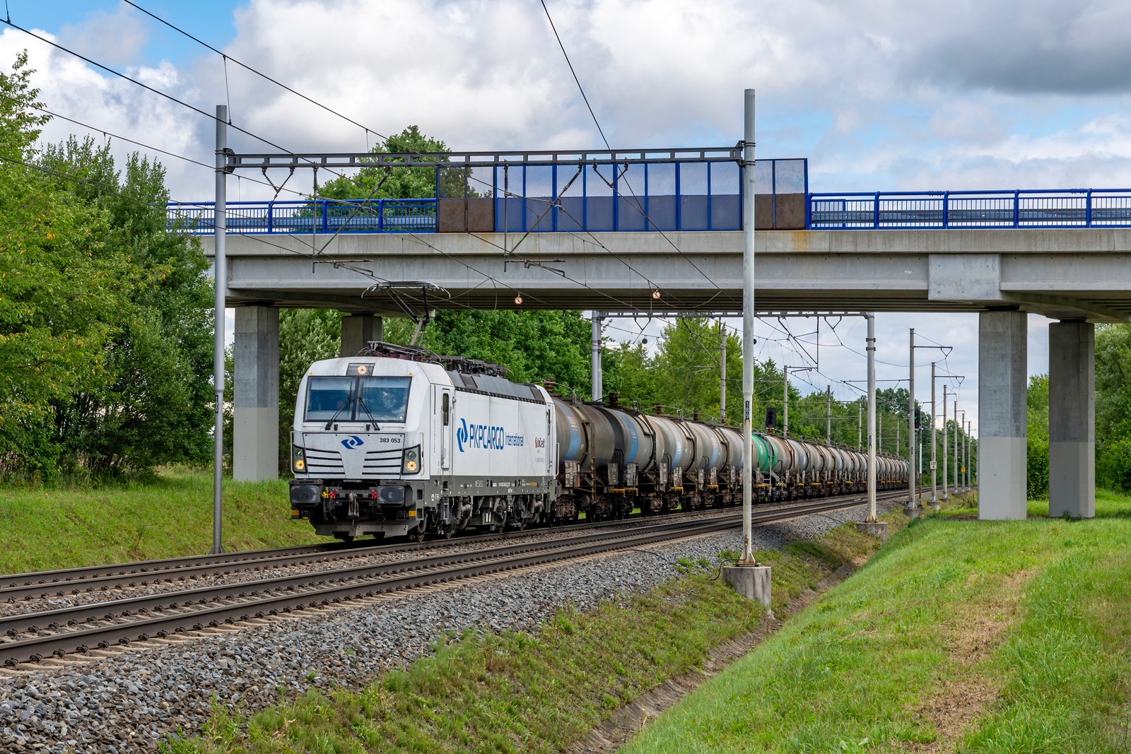 383 053
