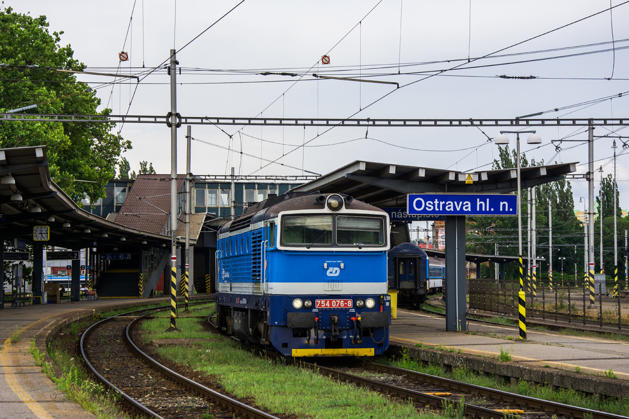 754 076-8