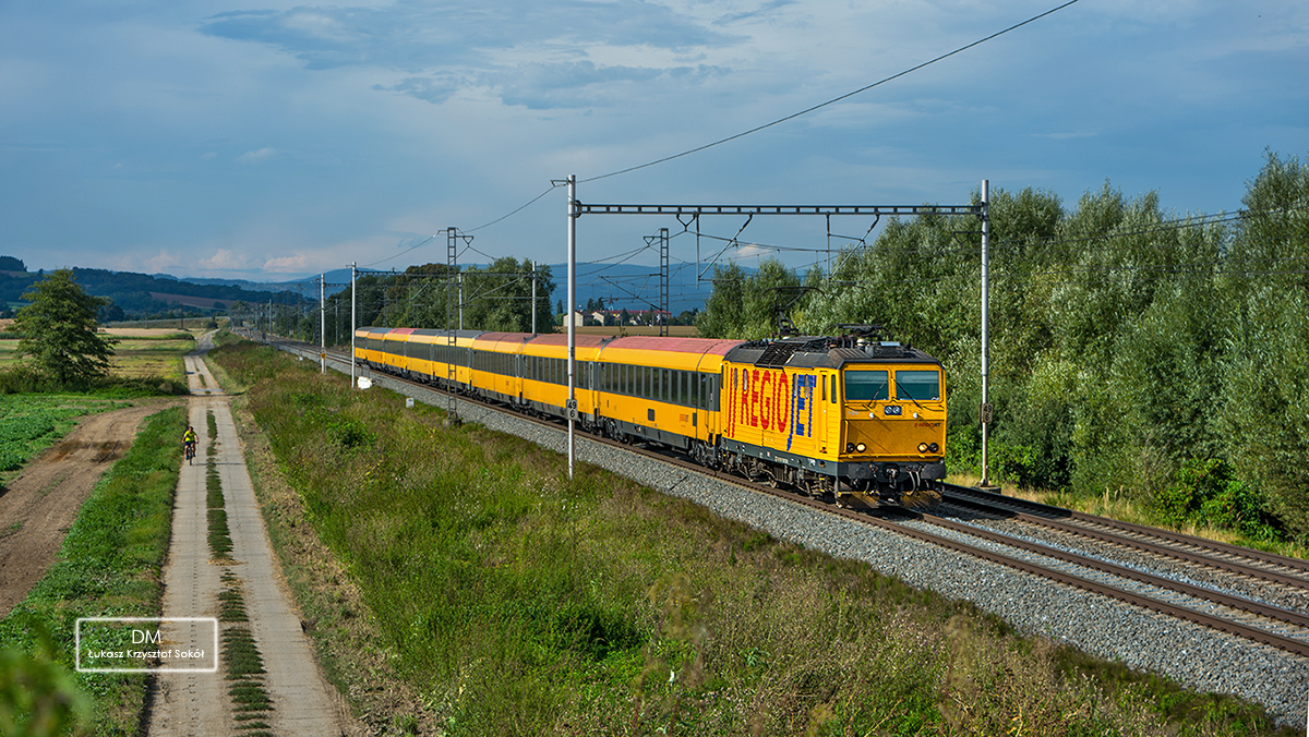YELLOW TRAIN