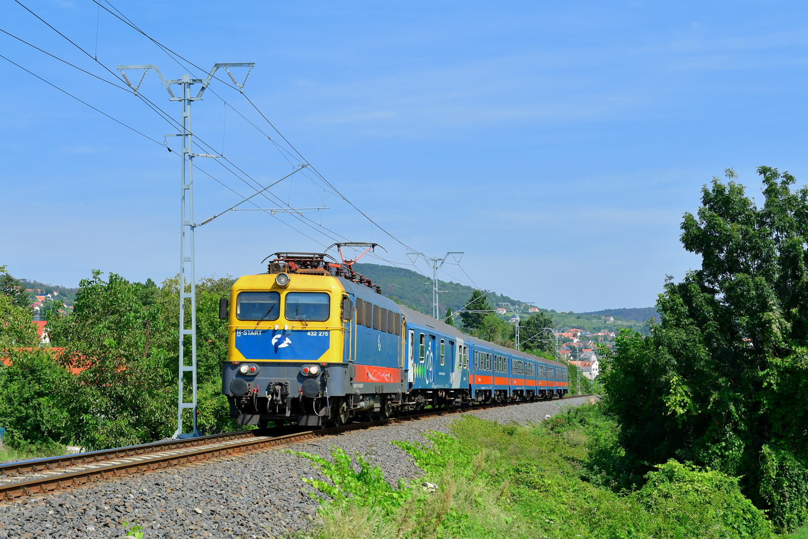 432 275