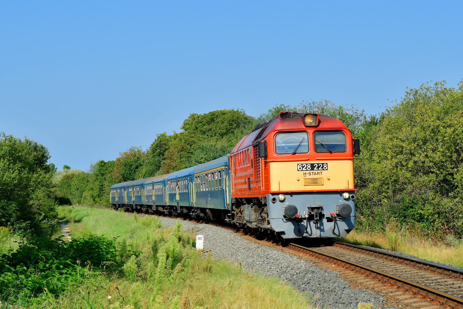 628 228