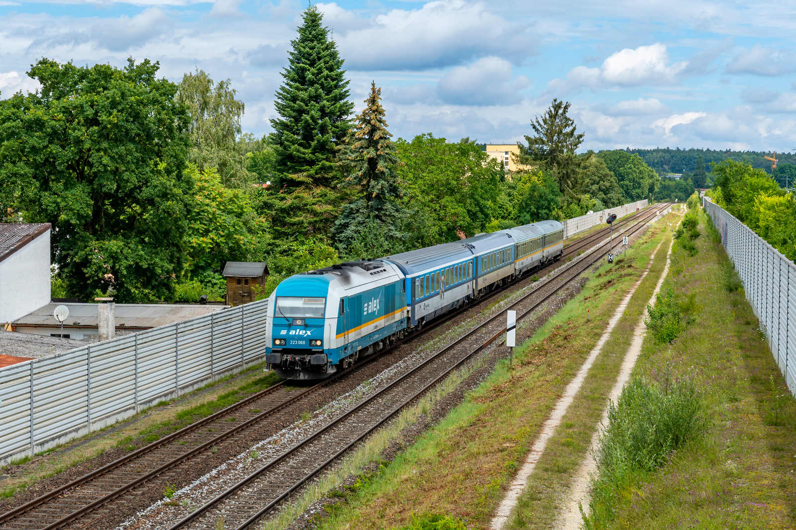 223 068